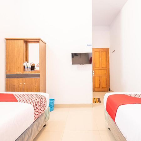 Oyo 863 Tenacity Guest House Syariah Cirebon Buitenkant foto