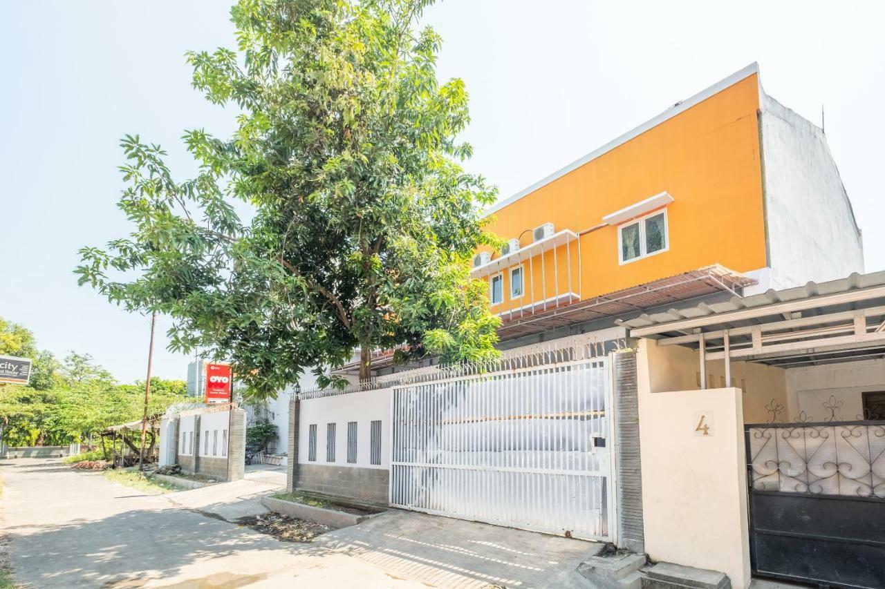 Oyo 863 Tenacity Guest House Syariah Cirebon Buitenkant foto