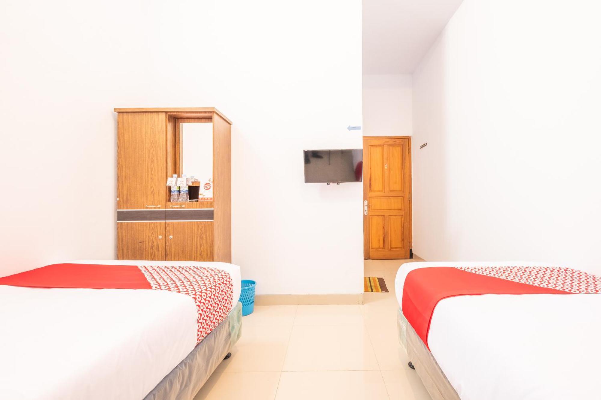 Oyo 863 Tenacity Guest House Syariah Cirebon Buitenkant foto