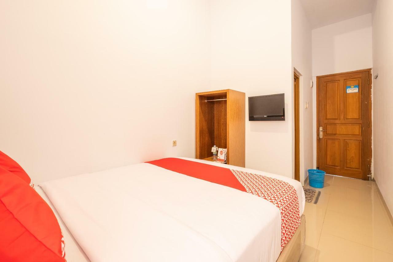 Oyo 863 Tenacity Guest House Syariah Cirebon Buitenkant foto