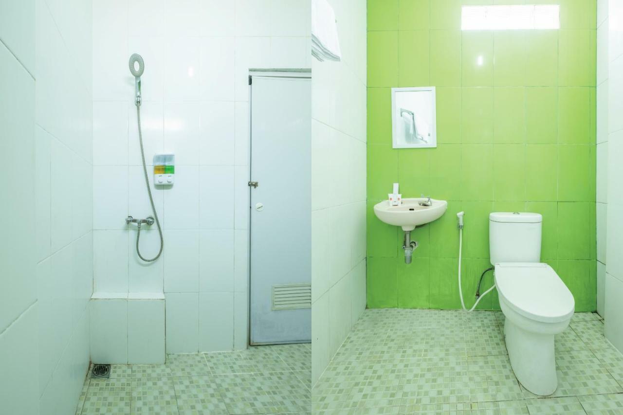 Oyo 863 Tenacity Guest House Syariah Cirebon Buitenkant foto