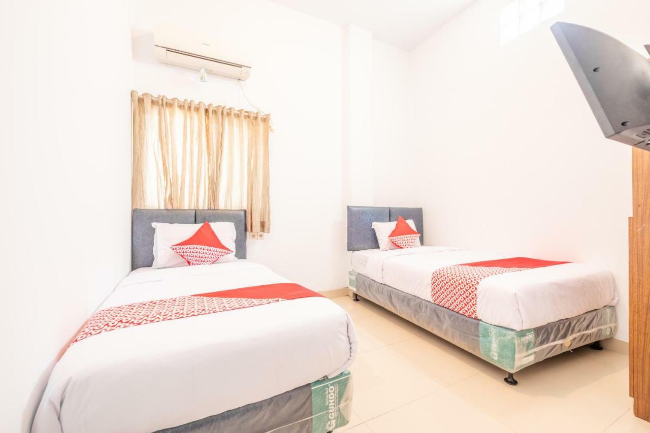 Oyo 863 Tenacity Guest House Syariah Cirebon Buitenkant foto