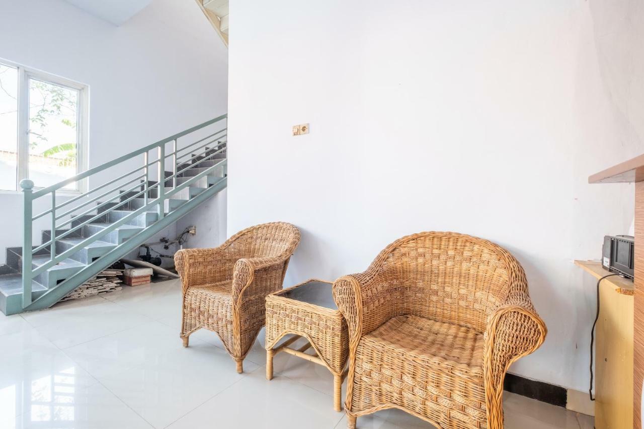 Oyo 863 Tenacity Guest House Syariah Cirebon Buitenkant foto