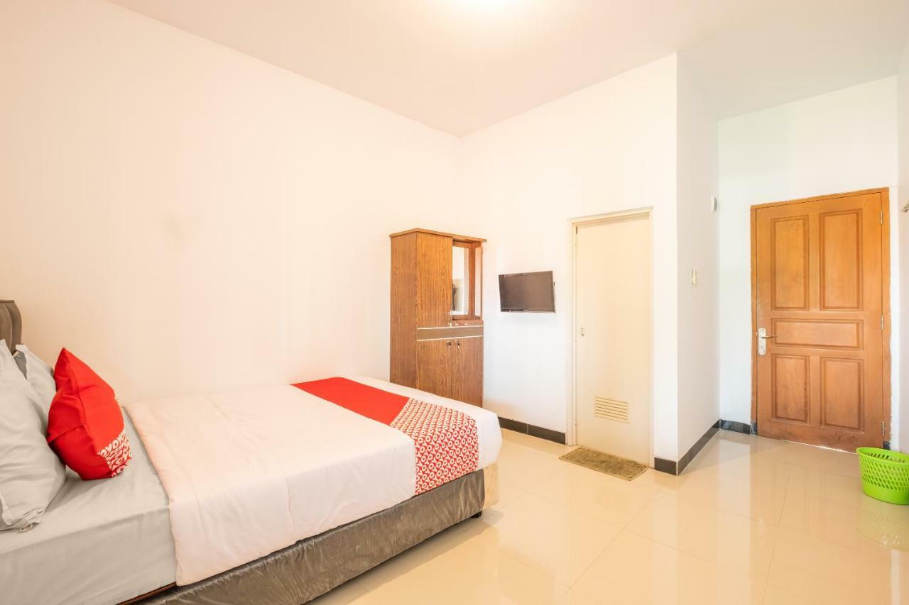 Oyo 863 Tenacity Guest House Syariah Cirebon Buitenkant foto