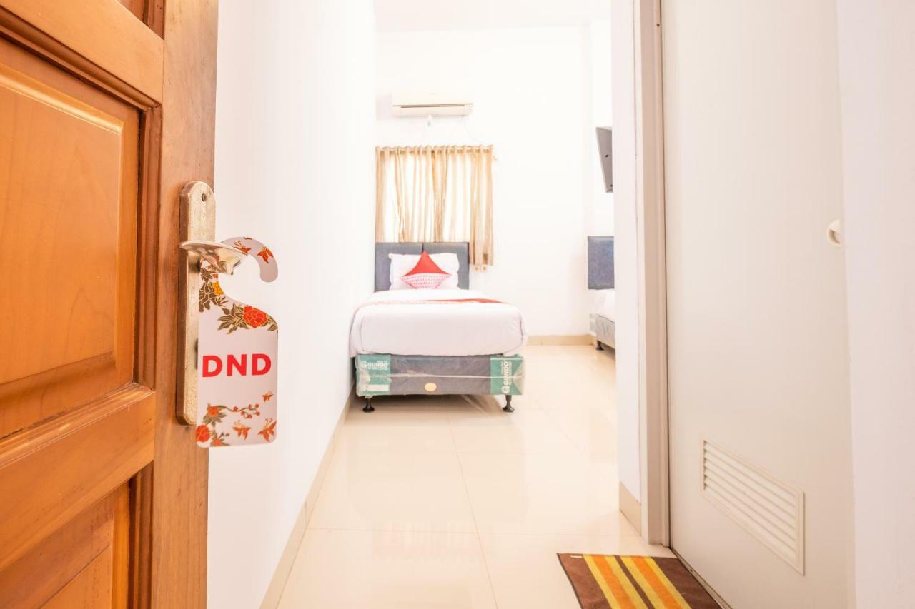 Oyo 863 Tenacity Guest House Syariah Cirebon Buitenkant foto