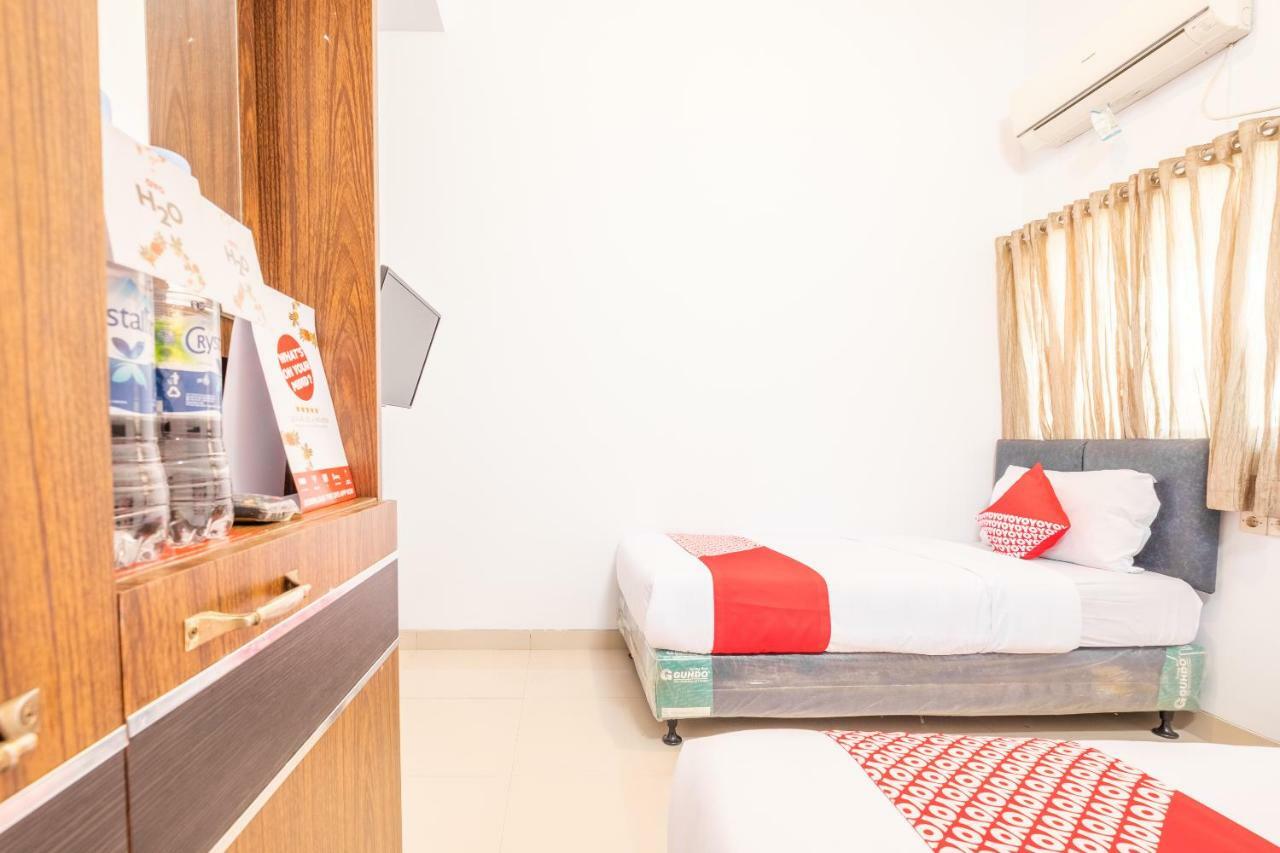 Oyo 863 Tenacity Guest House Syariah Cirebon Buitenkant foto