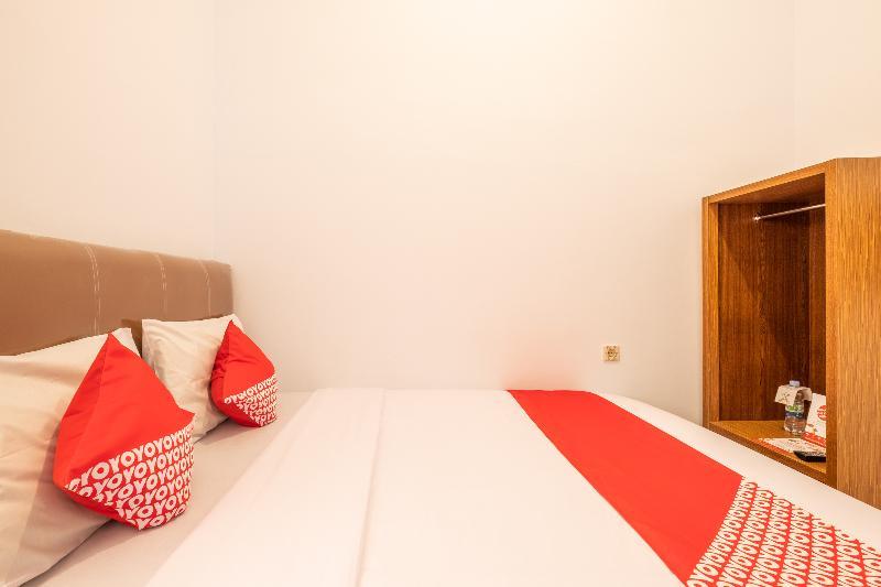 Oyo 863 Tenacity Guest House Syariah Cirebon Buitenkant foto